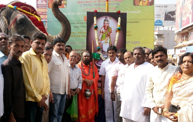 Ratha yathra to commemorate Sri Jagadguru Renukacharya Jayanthi Yugamanothsava was organized at Hubli on Friday. Srimad Rambhapuri Jagaduru and other dignitaries were present on the occasion. 