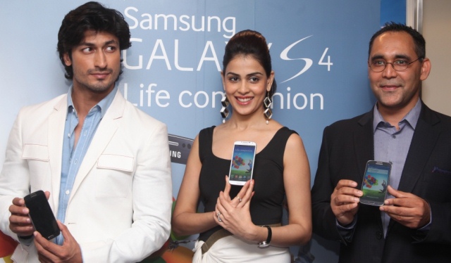 L-R: Vidyut Jamwal, Genelia D'Souza and Manu Sharma, Director, Samsung Mobile at the Samsung Galaxy S4 launch in Bangalore