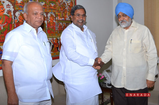 The Chief Minister of Karnataka,  Siddaramaiah meeting the Deputy Chairman, Planning Commission, Montek Singh Ahlunewalia for finalizing plan size for 2013-14 for the State, in New Delhi on Wednesday Minister for  IT-BT and Planning S R Patil was with him.