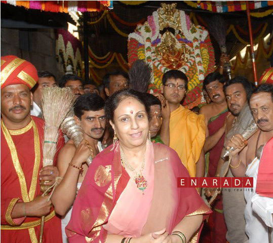 aarthi by to the deity by Pramodadevi Wadiyar, wife of Srikanta Datta Narasimharaja Wadiyar, the scion of the royal family