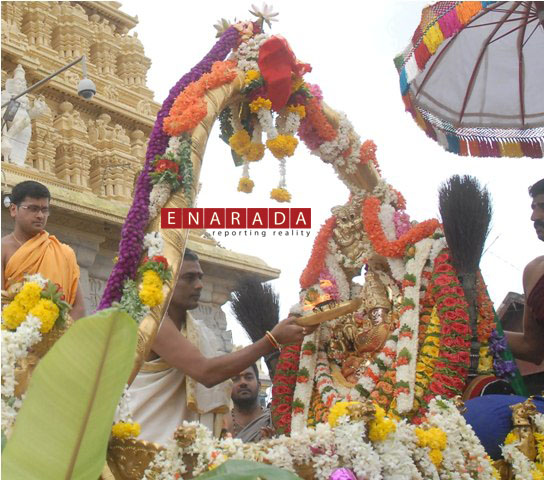 The presiding deity Chamundeshwari's idol was installed in the palanquin with traditional pujas by the Temple Head Priest Shashishekar Dikshit. 