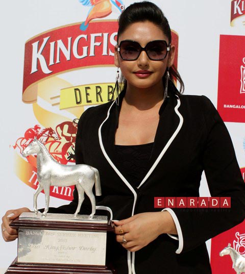 Ragini Dwivedi with the Kingfisher Derby 2013 Trophy 