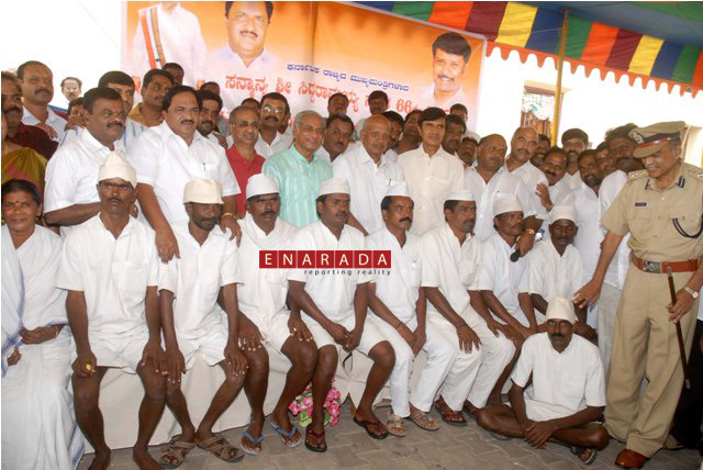 With help of CM's followers, Jail inmates are getting  released from the Central Jail in Mysore 