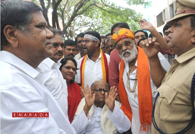 Ex CM Jagadish Shettar met the protesters when they held agitation near his residence