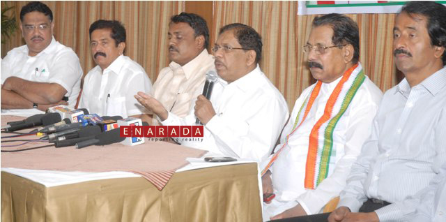 G.Parameshwar adressing the Journalists in Mysore today. MLA's from Mysore and other Congress leaders accompanied him. 