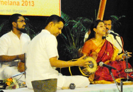 Vidushi Kolkotta Padmavathi performing at the concert