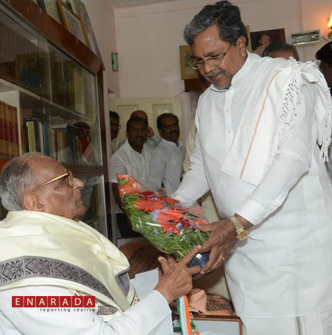 CM Siddaramiah met senior journalist, Nadoja Patil Puttappa at his residence