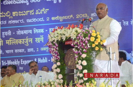 Union Minister for Railways Mallikarjuna Kharge speaking after inaugurating two new trains at Hubli today 