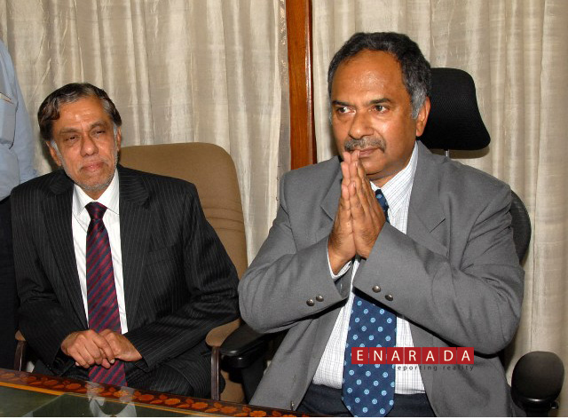 Kaushik Mukherjee(Right)  takes charge  as Karnataka’s Chief Secretary from S.V.Ranganath (Left) 