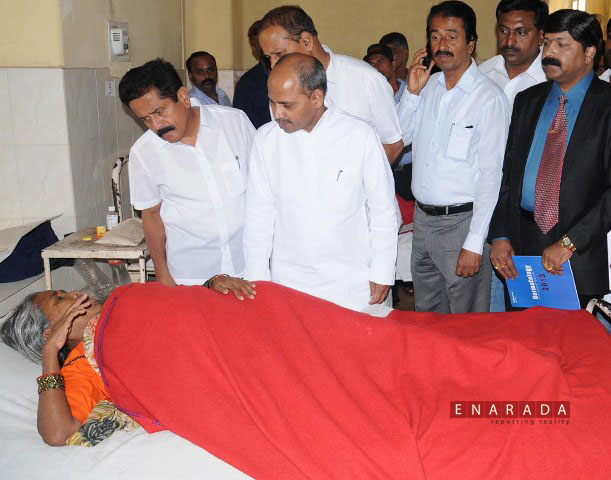 Medical Education minister Dr. Sharanaprakash  Rudrappa Patil speaking to an in-patient during his inspection of Krishnarajendra hospital.  MLA's Somashekar , Vasu , officials and others are also seen.
