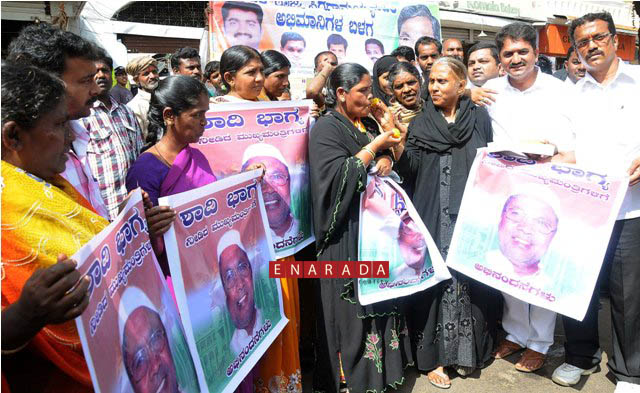 While Yeddyurappa is sitting on Dharna to extend 'Shadi Bhagya' scheme to all poor women, Muslim women in Mysore, today hold banners to thank CM for implementing the scheme.
