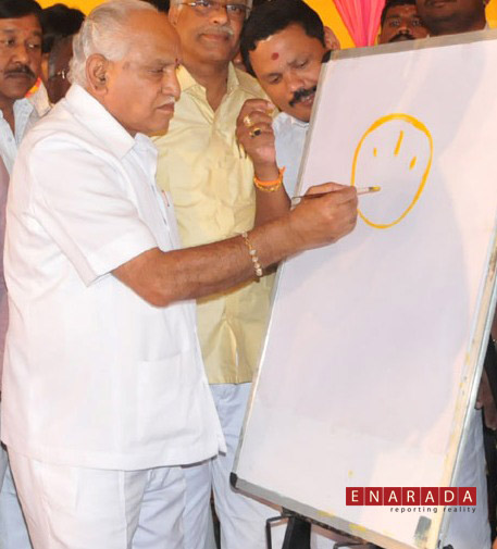 Yeddyurappa  inaugurates      an exhibition of art works by drawing a sketch at the ongoing jathra celebrations in  Mysore 